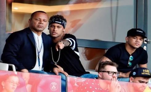 اللاعب البرازيلي نيمار ووالده - ارشيفية -