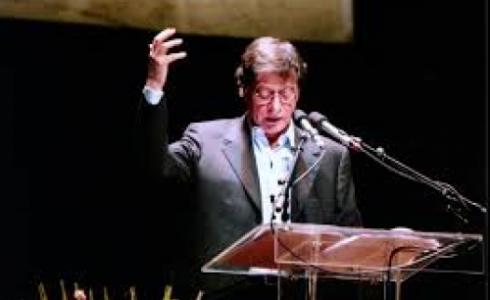 الشاعر الفلسطيني الراحل محمود درويش