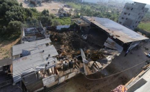 آثار قصف جوي على ورشة صناعية في غزة