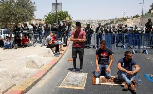 فلسطينيون يصلون قرب القدس