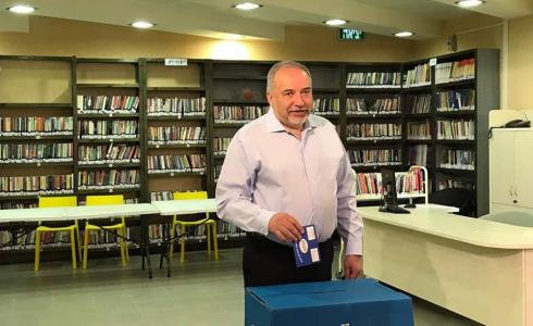 ليبرمان يدلي بصوته اليوم 