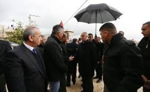 الحمدلله خلال تأديته لواجب العزاء بالشهيد جمال عودة