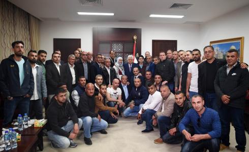  الرئيس محمود عباس اثناء لقاء وفد من الأسرى المحررين 