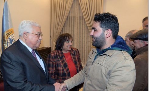 الرئيس محمود عباس يستقبل المصور الصحفي معاذ عمارنة