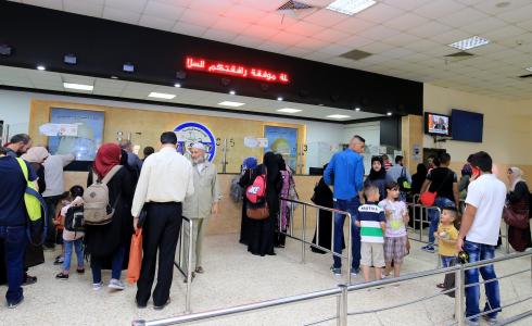 مسافرين داخل معبر الكرامة مع الجانب الأردني