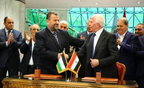 خلال توقيع اتفاق المصالحة بين حركتي فتح وحماس في 12 أكتوبر الماضي -توضيحية-