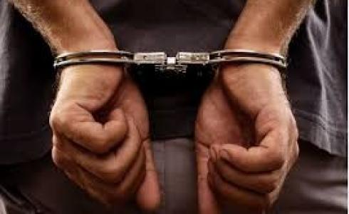 شخص مطلوب ملقى عليه القبض من قبل الشرطة 