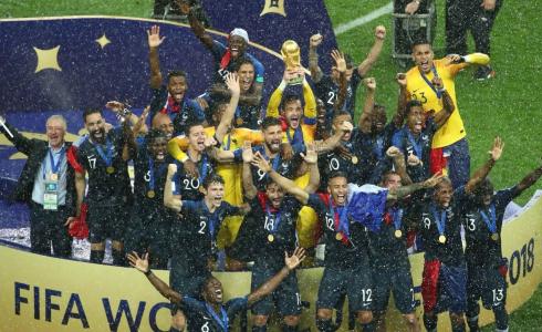 كيليان مبابي نجم منتخب فرنسا يحتفل بتتويج منتخب بلاده بمونديال روسيا 2018