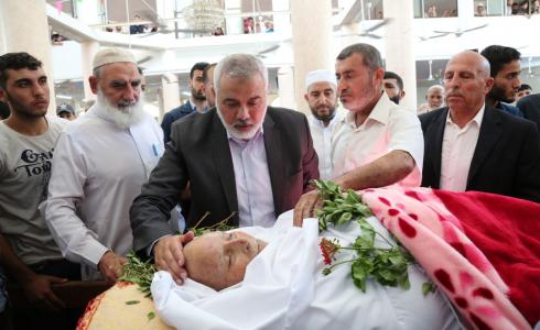 هنية يشارك في جنازة والد أحد قيادات فتح