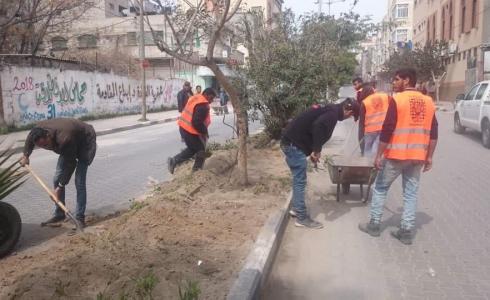 بلدية غزة تواصل حملة كنس الشوارع وتنظيف الجزر