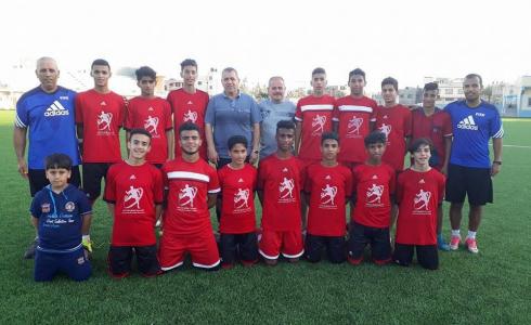 فريق كروي من غزة يغادر إلى باريس وهنية يودعّه