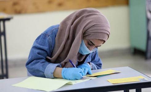 توصية بالسماح لطلبة التوجيهي بأداء امتحاناتهم في المناطق التي ظهر بها كورونا