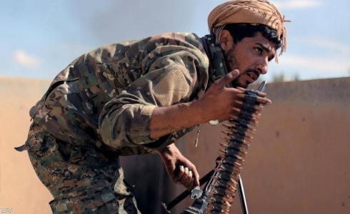 مقاتل من قوات سوريا الديمقراطية يشارك في معركة الباغوز