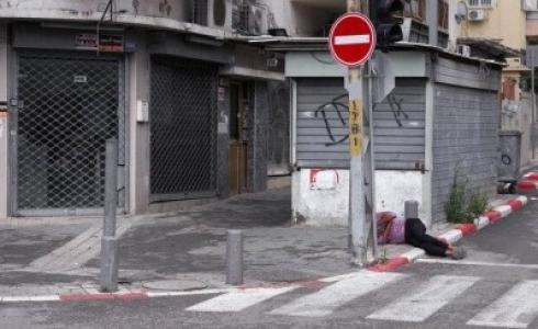 جوانيت مغلقة ورجل نائم في أحد شوارع تل أبيب، 11 نيسان/أبريل الحالي 