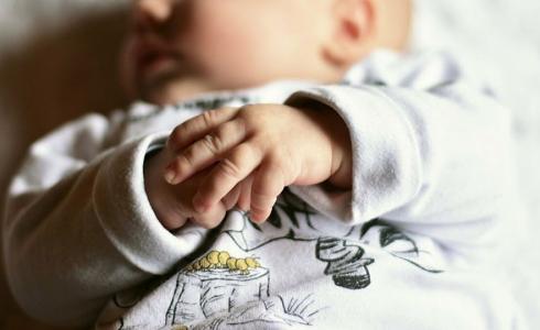 سيدة تضع مولودتها في خيمة عزل كورونا بالخليل