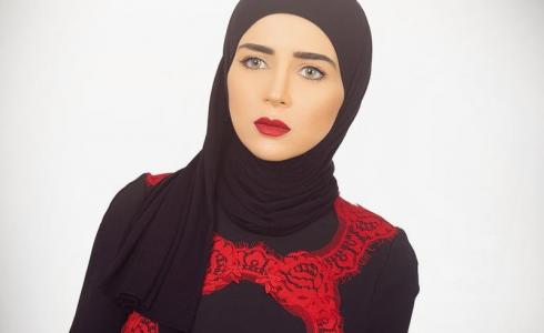 الفنانة المصرية مي عز الدين بالحجاب