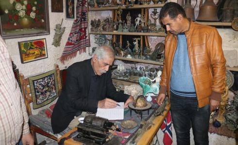 محافظ غزة في متحف "مروان شهوان" التاريخي