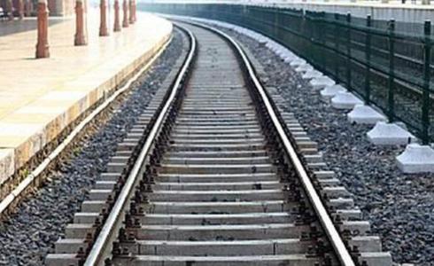 وضع صخور على سكة الحديد في بئر السبع