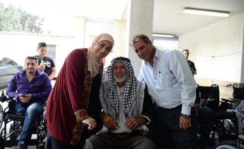 غنام تسلم كراسي كهربائية وأدوات مساندة لأشخاص من ذوي الإعاقة