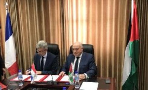 وزير المالية شكري بشارة يوقع اتفاقية مع القنصل الفرنسي