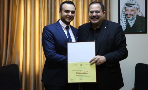 صيدم يكرم الفائز بنجوم العلوم وتمنحه لقب سفير العلوم
