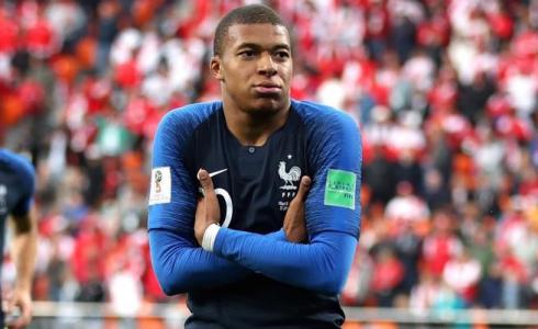  مهاجم فريق باريس سان جيرمان الفرنسي كيليان مبابي