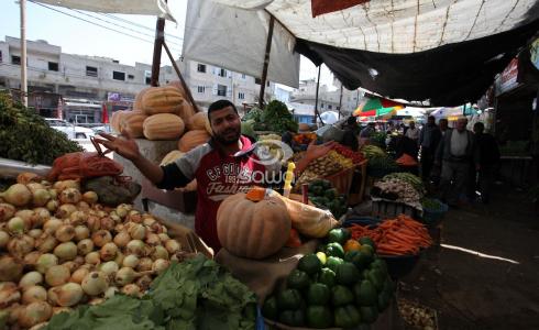 أحد الباعة في سوق الزاوية في غزة