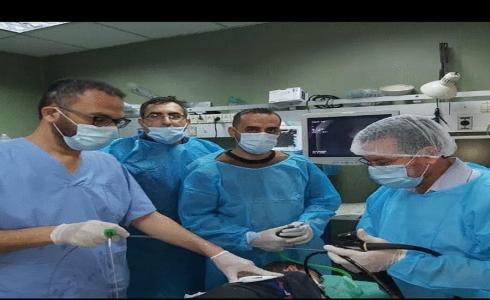 فريق طبي مشترك ينجح بإنقاذ حياة طفل من غزة بعد ابتلاعه مسمارا بطول "6 سم"