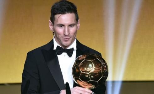 نجم برشلونة ليونيل ميسي فاز بالكرة الذهبية 5 مرات