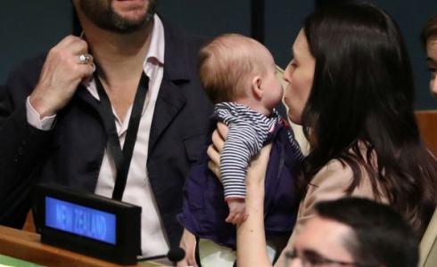 الطفلة النيوزيلندية نيف تي أرها بجانب والدتها رئيسة الوزارء