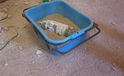 هندسة المتفجرات تتعامل قذيفة لم تنفجر من مخلفات القصف الإسرائيلي