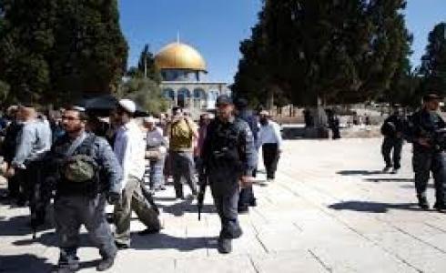جنود الاحتلال يعتدون على المصلين داخل المسجد الأقصى