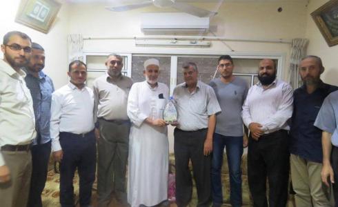 النائب الأسطل يزورون عدد من ذوي الأسرى