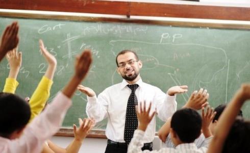 ملعم في أحد الفصول -توضيحية-