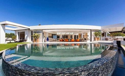 قصر فاخر وسيارة رولز رويس بـ 14 دولاراً فقط!