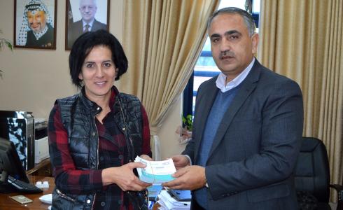وكيل التربية يتسلم بطاقات ماراثون فلسطين الدولي 