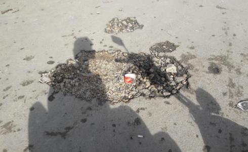 مصرف مسدود يسبب خلط مياه الأمطار بالصرف الصحي