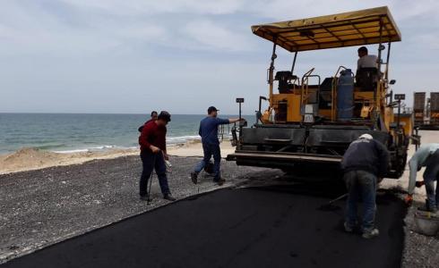 الأشغال بغزة تجري أعمال اصلاحات لشارع الرشيد جنوب القطاع