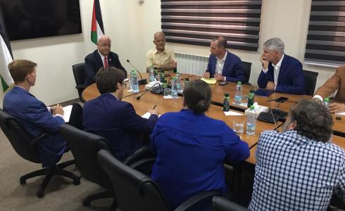 عريقات يلتقي وفدا من أساتذة ٢٨ جامعة أمريكية وأوروبية