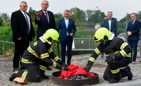 رئيس التشيك يحرق ملابسه الداخلية