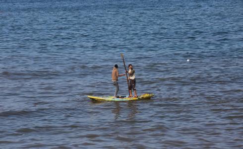 صيادان فلسطينيان في بحر غزة