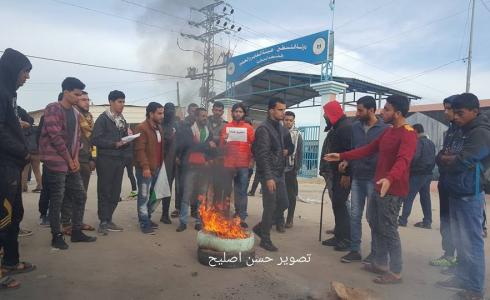 شباب يتجمعون قرب معبر بيت حانون رفضا لدخول وفد بحريني 