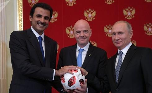 الرئيس الروسي فلاديمير بوتين مع أمير قطر ورئيس الاتحاد الدولي لكرة القدم فيفا