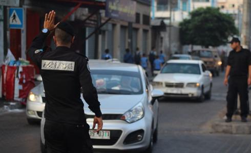 شرطي ينظم حركة السير في غزة