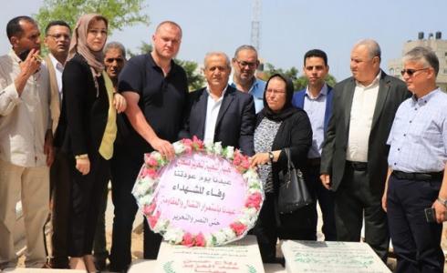 الشعبية في غزة تضع أكاليل من الزهور على أضرحة الشهداء 