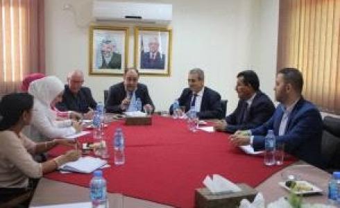 منسق شؤون الأمم المتحدة جيمي ماكغولدريك خلال زيارة له في جنين