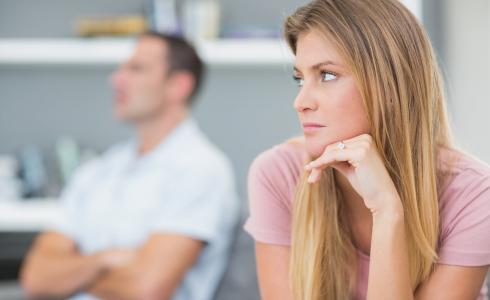 مؤشرات على فقدان زوجك للعاطفة