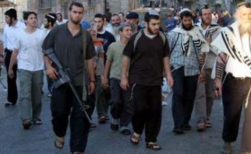 الخليل: إصابة مواطن ونجله عقب مهاجمة المستوطنون لحي تل الرميدة .