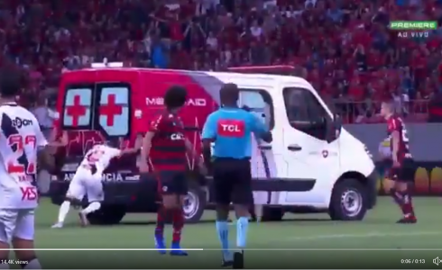 سيارة إسعاف داخل ملعب