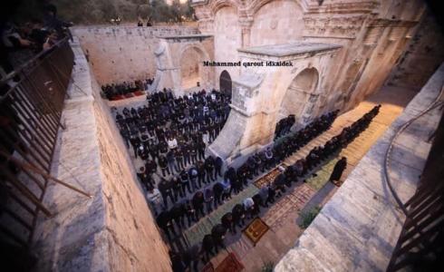 المقدسيون يتحدون الاحتلال ويصلون العشاء بساحة باب الرحمة